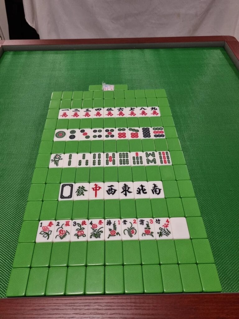 Complete mahjong tile set